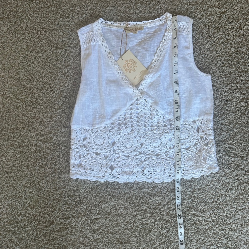 sleeveless top